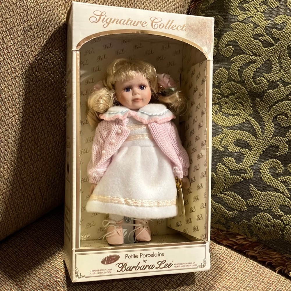 SIGNATURE COLLECTION PETITE PORCELAINS DOLL SARAH BY BARBARA LEE. BRAND NEW.